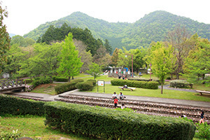 日時計の丘公園_1日目_管理棟前の広場.JPG
